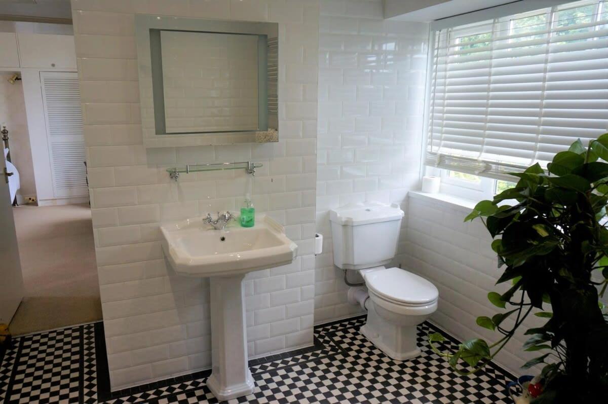 Spacious Town House With Swimming Pool 플리머스 외부 사진