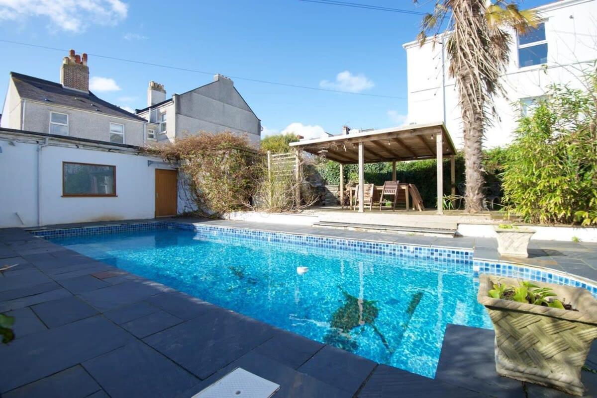Spacious Town House With Swimming Pool 플리머스 외부 사진