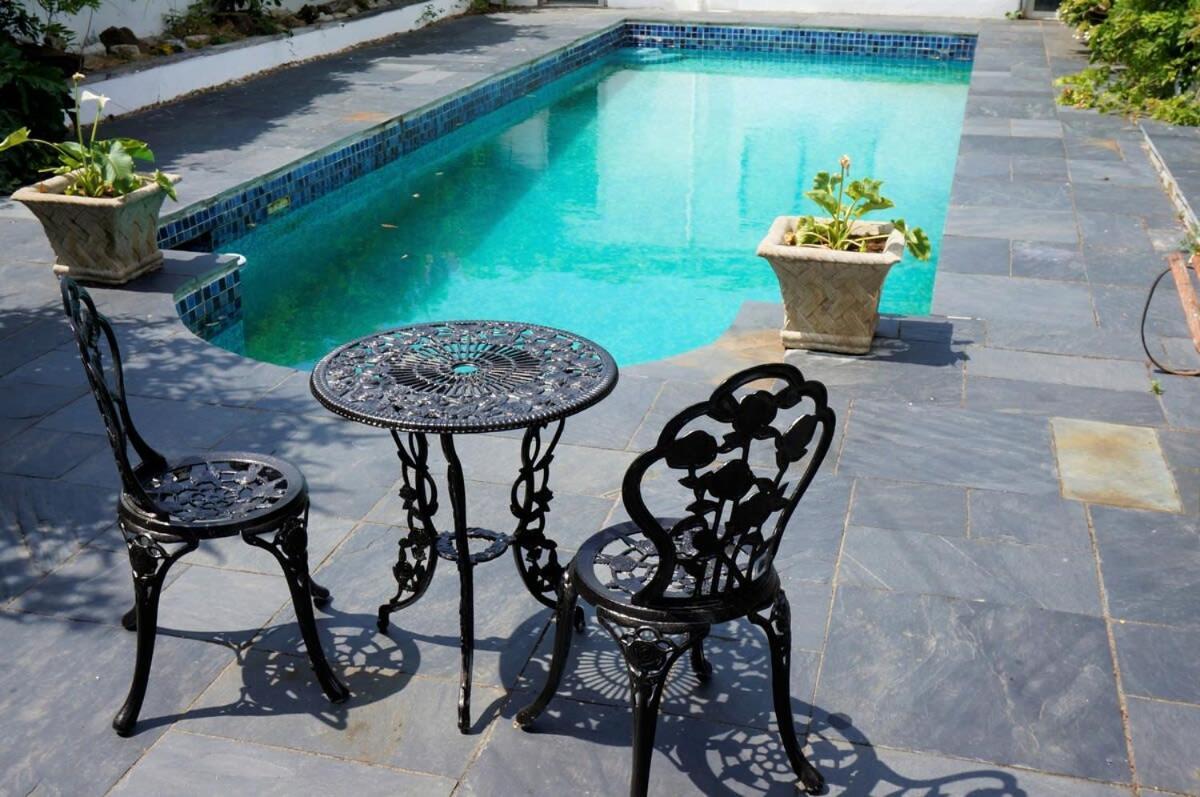 Spacious Town House With Swimming Pool 플리머스 외부 사진